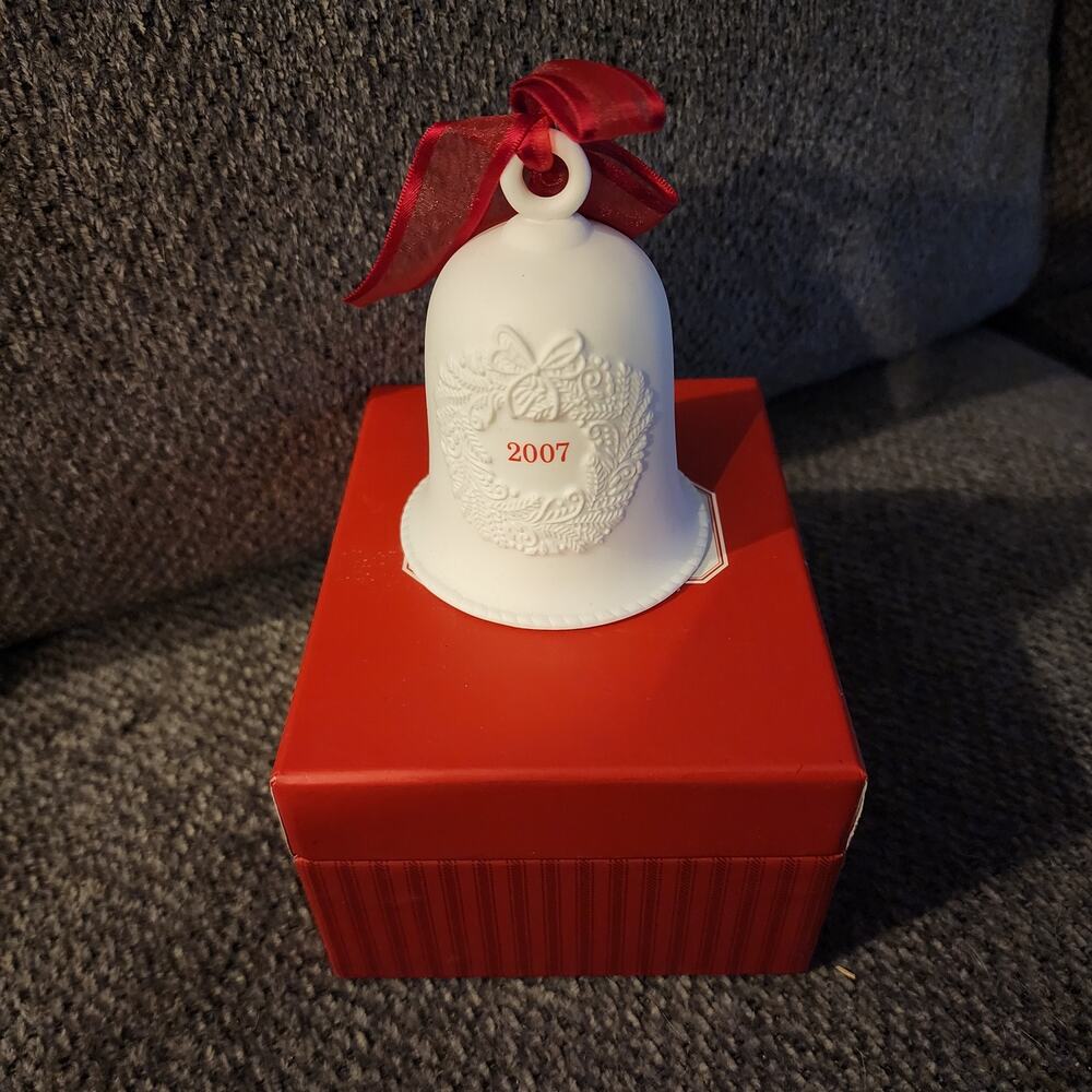 HALLMARK KEEPSAKE CHRISTMAS ORNAMENT-PORCELAIN BELL 2007 - Picture 3 of 6